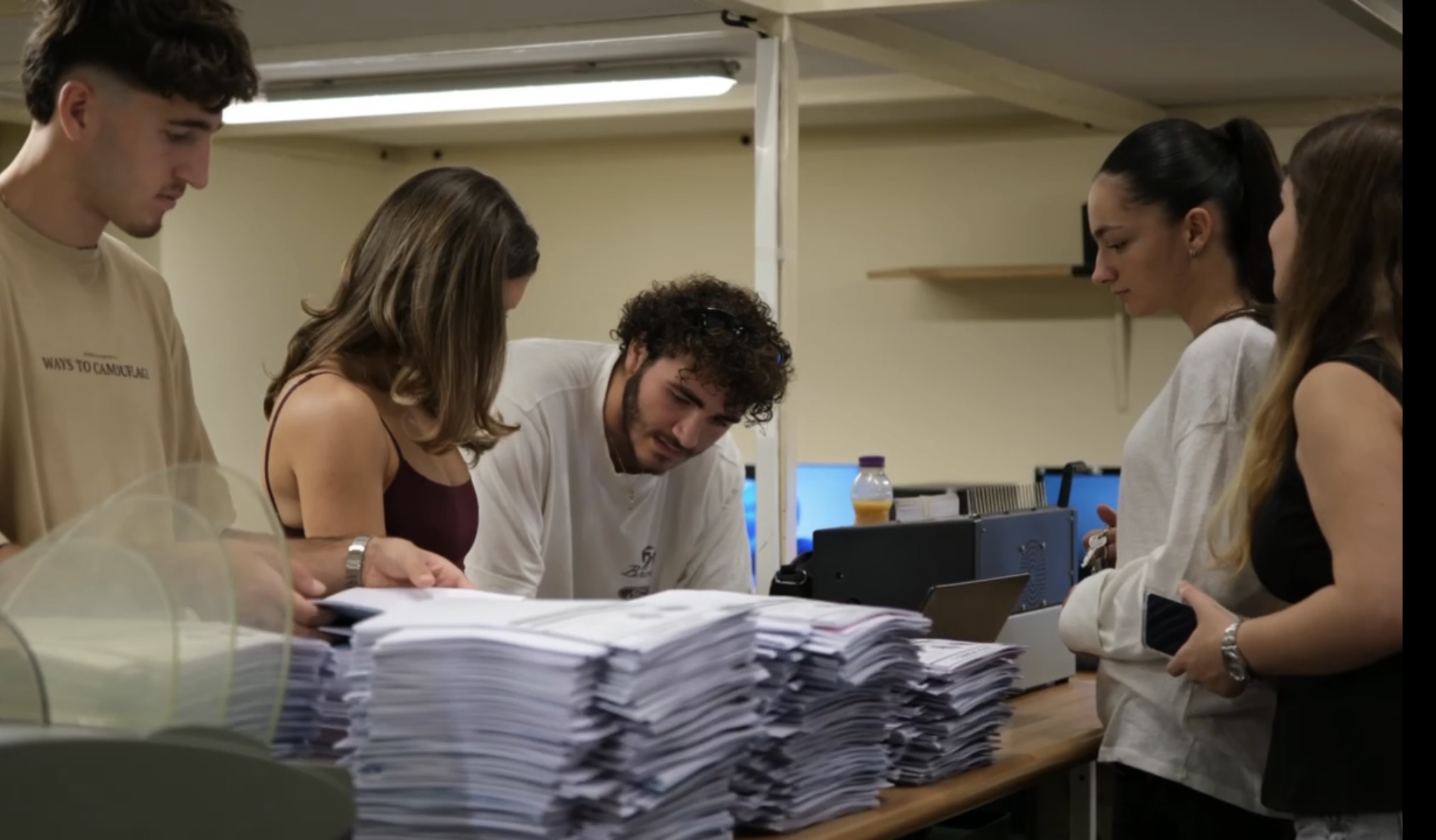L'équipe au stand de distribution
